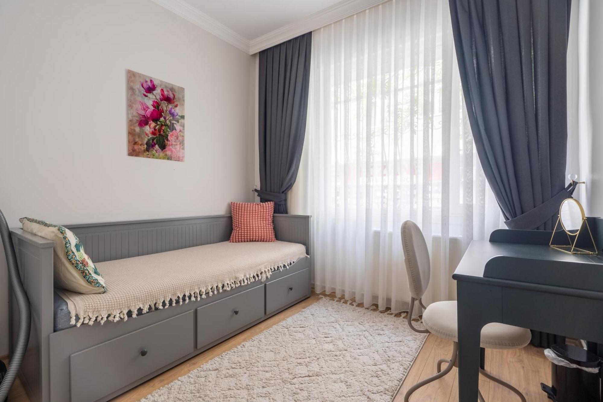 Your Oasis In Lively Moda, Near Sea Apartment Istanbul