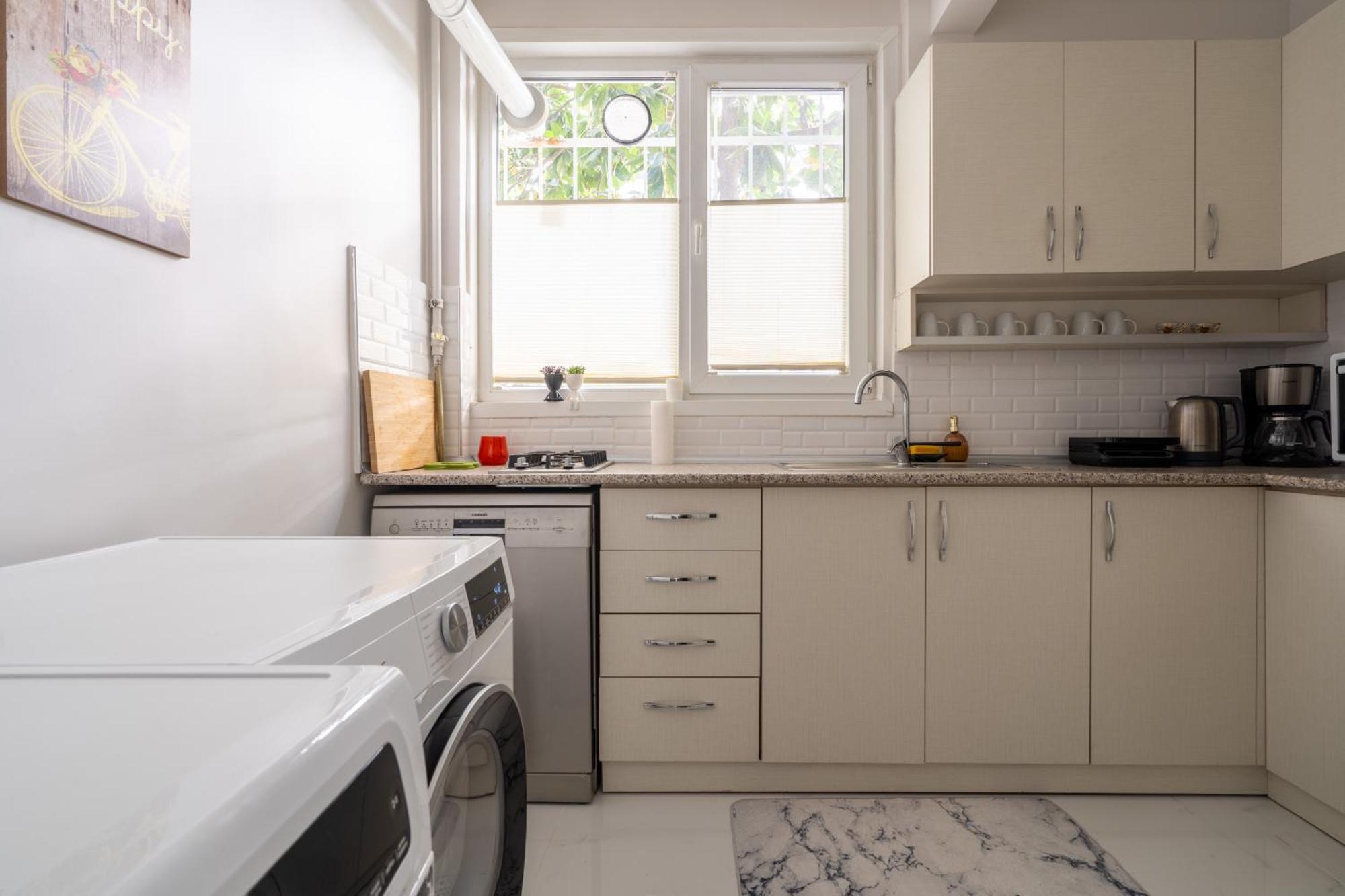 Apartment Your Oasis In Lively Moda, Near Sea Istanbul